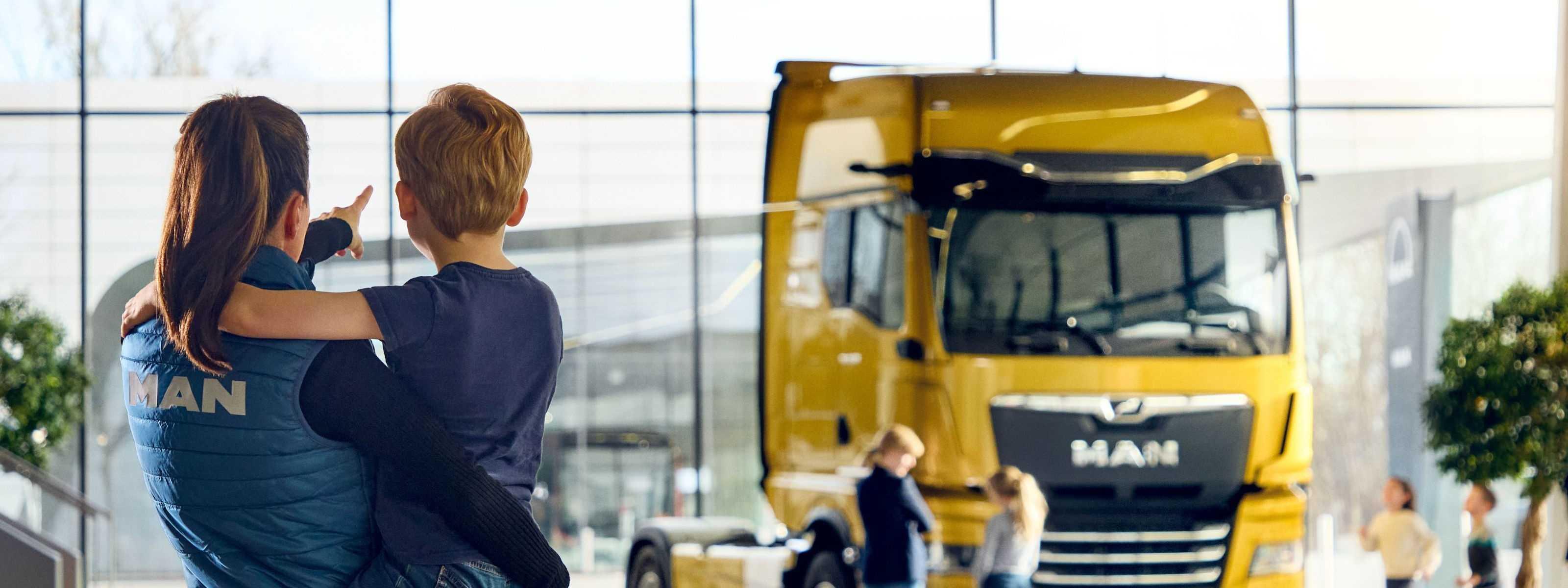Présentation d’un poids lourd MAN dans un espace professionnel